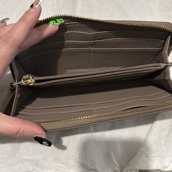 Vince Camuto leather taupe wallet - Picture 5 of 13